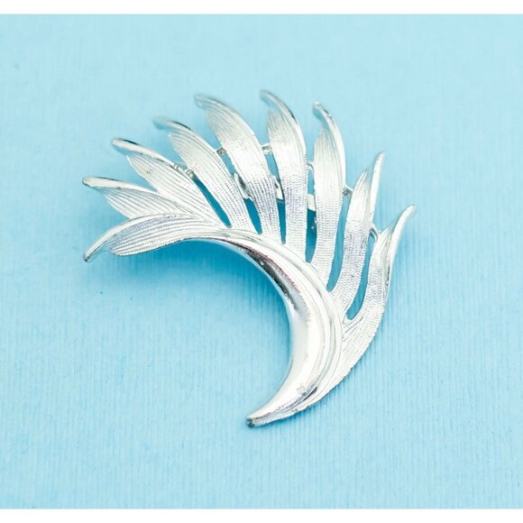 Vintage Silver Tone Elegant Leaf Brooch N18 - Picture 1 of 2